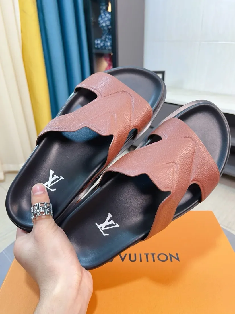 Men's shoes💰300🌹🌹【LV】Multi-color new men's slippers, original top-quality version, original special cowhide with pebbled embossing➕sheepskin on the inner and side, non-slip combination sole, more stable walking, more comfortable and lightweight, high-end and generous, size: 38~44